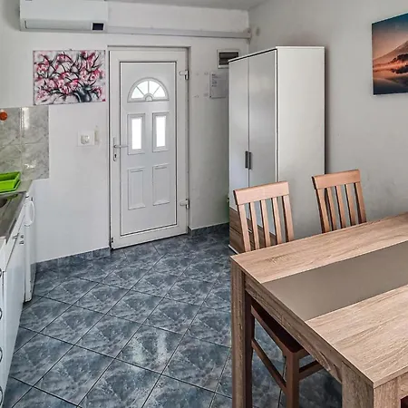 Beach Front Apartment In Vir With Wifi Lejlighed